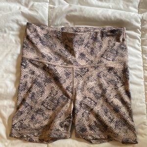 GapFit Eclipse M snake print shorts